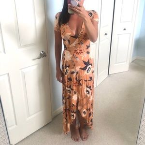 🍑 Peach/coral v-neck maxi dress! 🍑